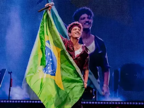 Bruno Mars publica foto de Reginaldo Rossi no Dia dos Namorados; veja