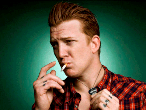 Queens Of The Stone Age | Josh Homme faz versão de "Villains of Circumstance" com piano e cordas; veja