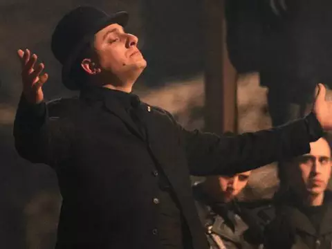 Cena de Mussolini: O Filho do Século (Reprodução)