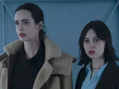 Krysten Ritter e Amanda Fix, em cena de Orphan Black: Echoes