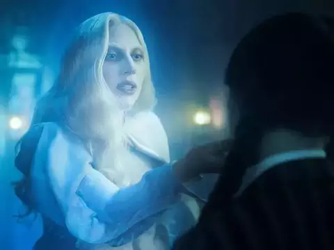 Lady Gaga em cena de Wandinha (Reprodução)
