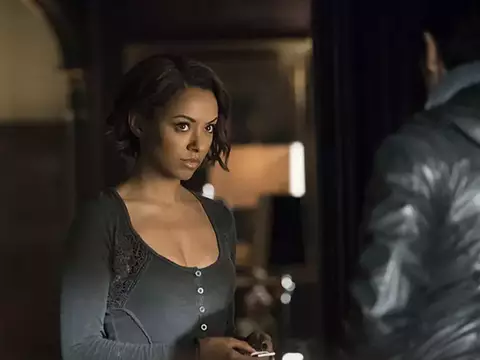 Kat Graham em The Vampire Diaries (CW/Reprodução)