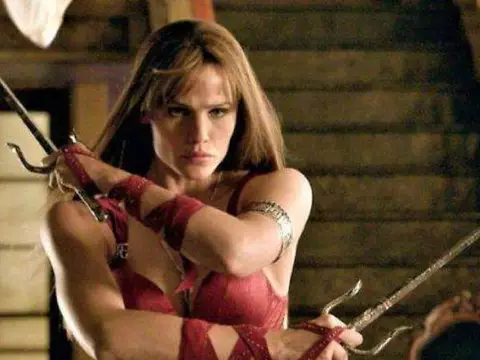 Jennifer Garner canta Madonna ao ficar presa no elevador durante SDCC; veja