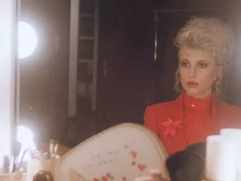 Paramore lança clipe temático de TV dos anos 70 para "Rose-Colored Boy"