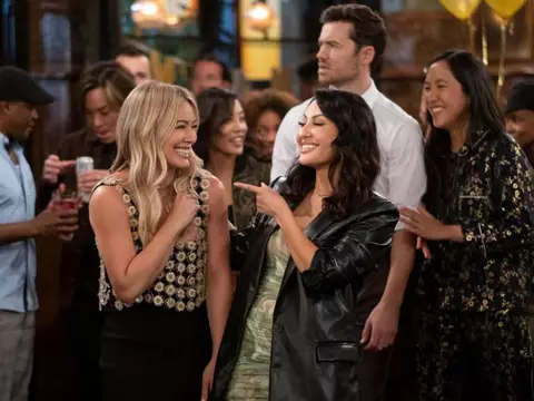 Hilary Duff e Francia Raisa em How I Met Your Father (Hulu/Divulgação)