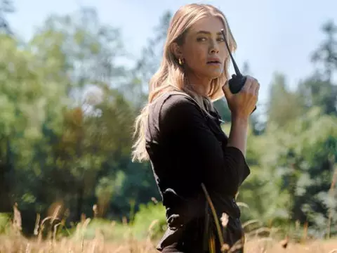 Melissa Roxburgh em The Hunting Party (Reprodução)