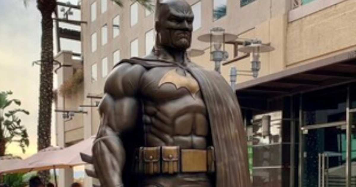 Batman ganha estátua de bronze em cidade da Califórnia