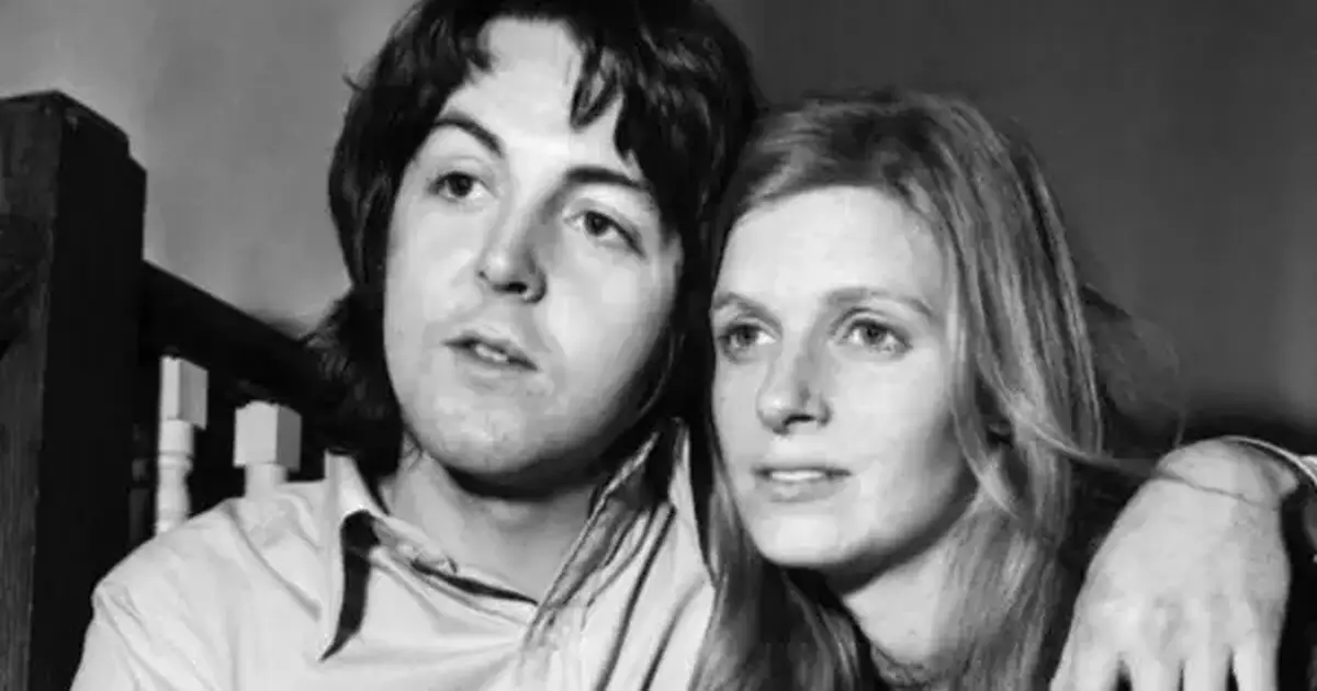 The Beatles | Saoirse Ronan aparece como Linda McCartney em fotos dos bastidores