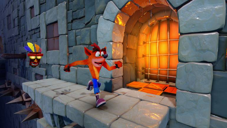 Crash Bandicoot passa por um castelo.