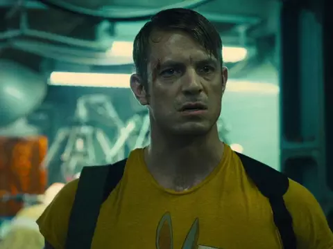 Joel Kinnaman, como Rick Flag, em cena de O Esquadrão Suicida