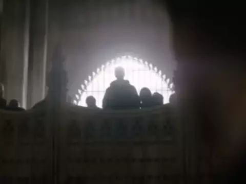 Charada aparece envolto em sombras em cena de Batman (Reprodução)