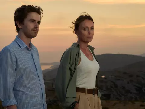 Freddie Highmore e Keeley Hawes em The Assassin (Reprodução)