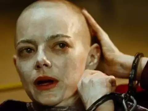Bugonia | Filme de Emma Stone é adiado em um mês no Brasil