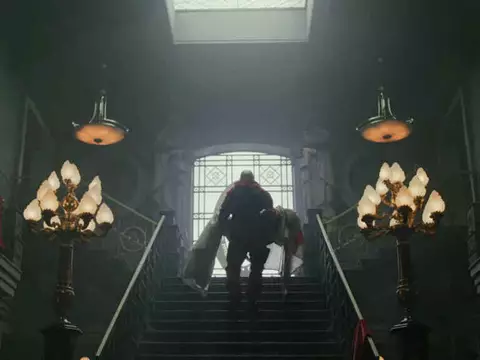 Helsinki carrega corpo de Nairóbi nas escadas do Banco da Espanha em La Casa de Papel (Netflix/Reprodução)