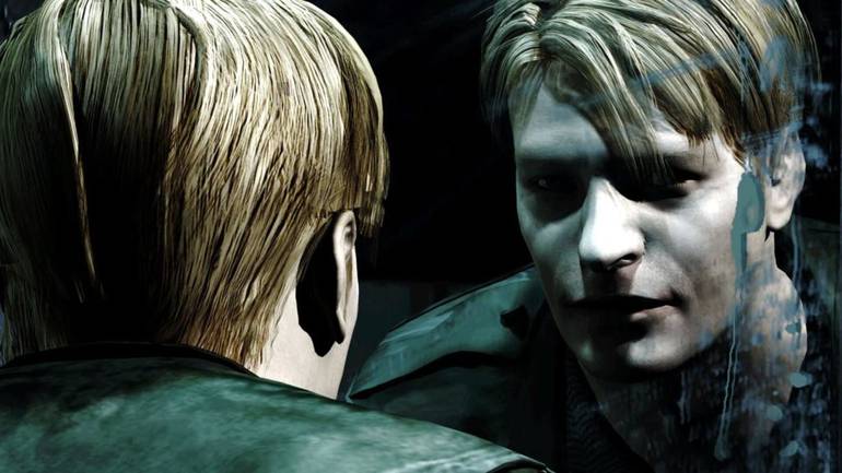 Protagonista de Silent Hill 2 se olha no espelho.