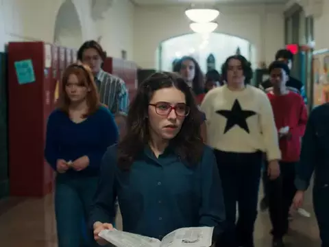 Run Amok encara a bagunça de ser adolescente na era dos tiroteios escolares