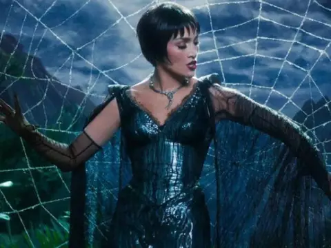 Jennifer Lopez em O Beijo da Mulher Aranha (Reprodução)