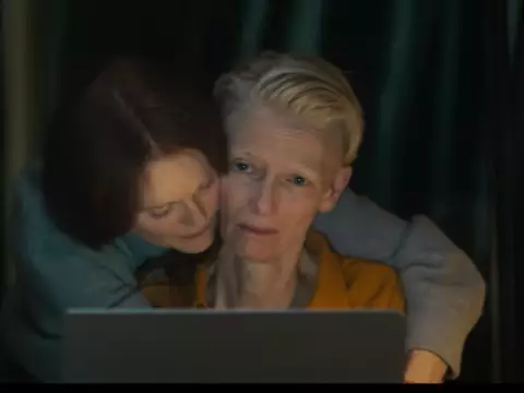 Julianne Moore e Tilda Swinton em The Room Next Door (Reprodução)