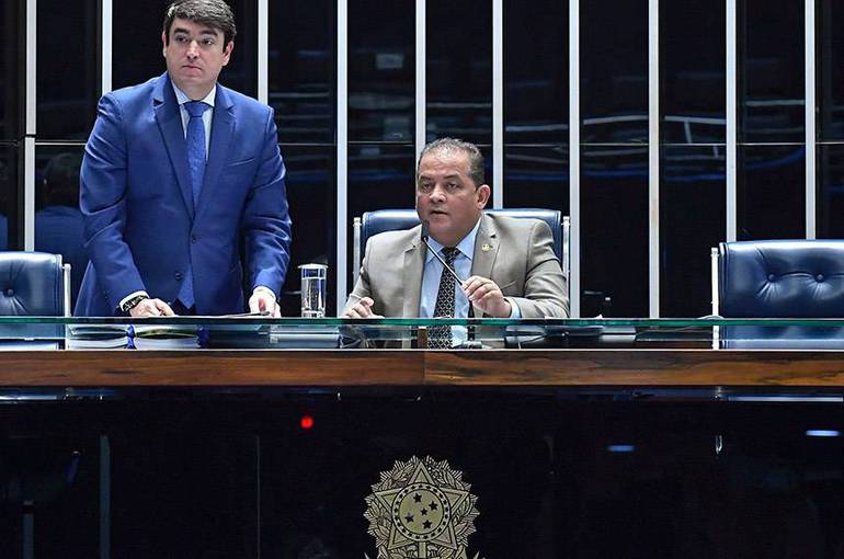 Senador Eduardo Gomes (MDB-TO) foi quem presidiu a sessão