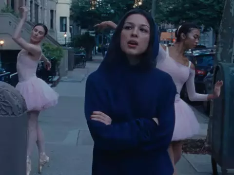 Olivia Rodrigo em "stupid song" (Reprodução)