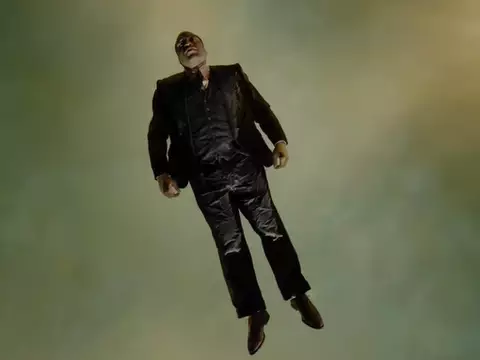 Chiwetel Ejiofor em O Homem que Caiu na Terra (Showtime/Reprodução) 