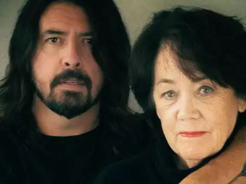 Dave Grohl e a mãe, Virgina (Reprodução)