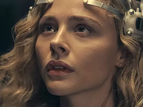 Chloë Grace Moretz em cena de Periféricos (Reprodução)