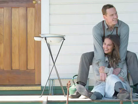 The Light Between Oceans | Michael Fassbender e Alicia Vikander encontram um bebê no primeiro trailer