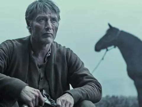 Mads Mikkelsen em O Bastardo (Reprodução)