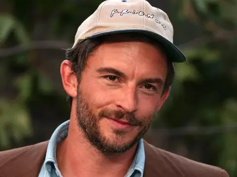 Jonathan Bailey anuncia pausa na atuação para focar em caridade