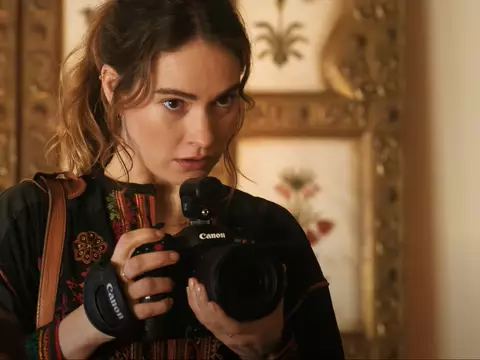 Lily James em What's Love Got to Do with It? (StudioCanal/Reprodução)