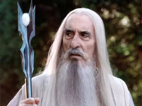 O Senhor dos Anéis: A Guerra dos Rohirrim terá Christopher Lee como Saruman