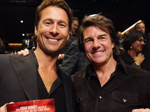 Tom Cruise e Glen Powell