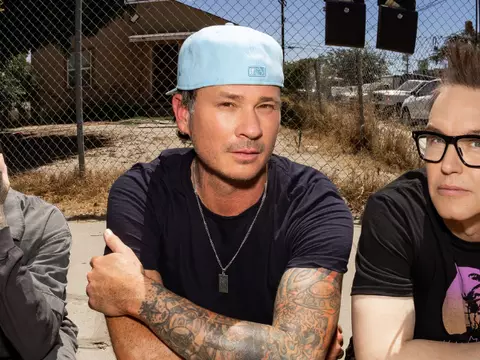 Travis Barker, Mark Hoppus e Tom DeLonge formam o Blink-182
