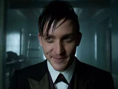 Gotham | Pai do Pinguim aparece pela primeira vez em foto da segunda temporada