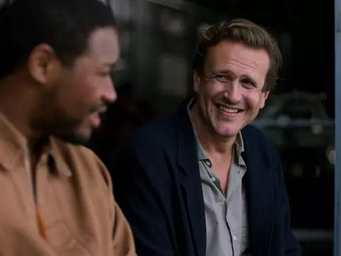 Jason Segel e Luke Tennie em Shrinking (Apple TV+/Reprodução)