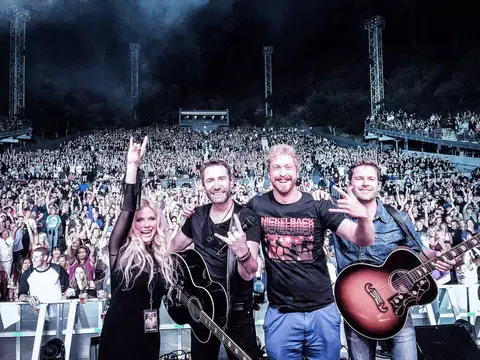 Avril Lavigne retorna aos palcos cantando "Rockstar" com Nickelback; confira