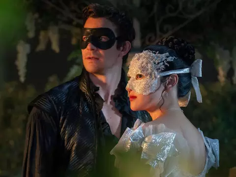 Benedict y Sophie en la cuarta temporada de Bridgerton.