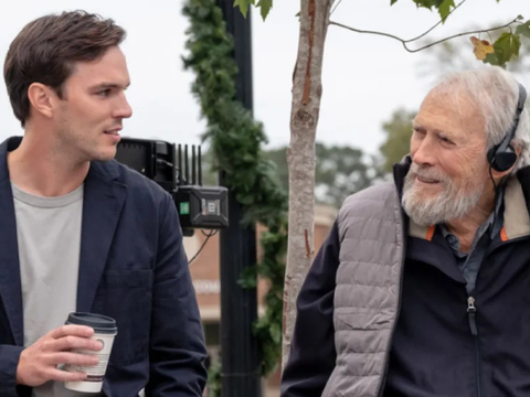 Clint Eastwood e Nicholas Hoult, durante as gravações de Juror #2