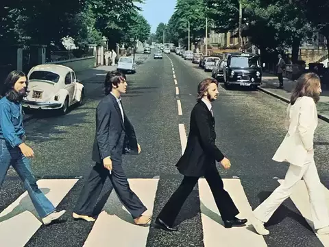 El elenco de The Beatles graba escena de la icónica en Abbey Road