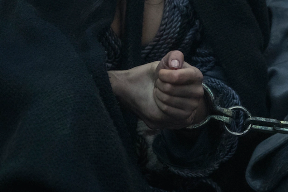 Mãos acorrentadas da personagem Yennefer na série The Witcher