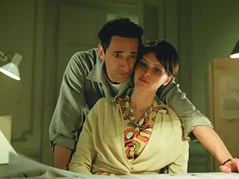 Adrien Brody e Felicty Jones em O Brutalista