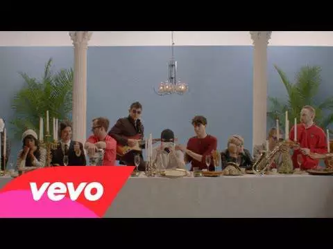 Vampire Weekend faz a Santa Ceia no clipe de "Diane Young"