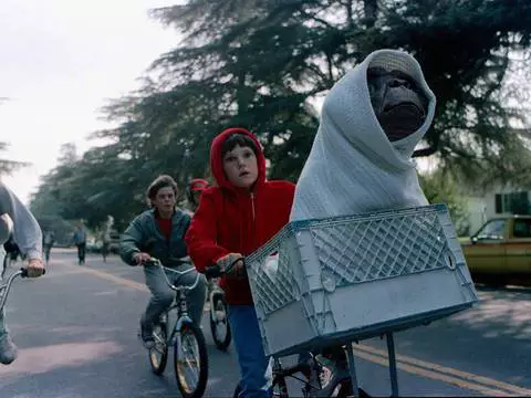 Band exibe E.T.: O Extraterrestre e Tubarão neste domingo (12)