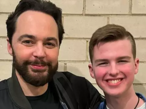 Jim Parsons e Iain Armitage, as duas versão de Sheldon