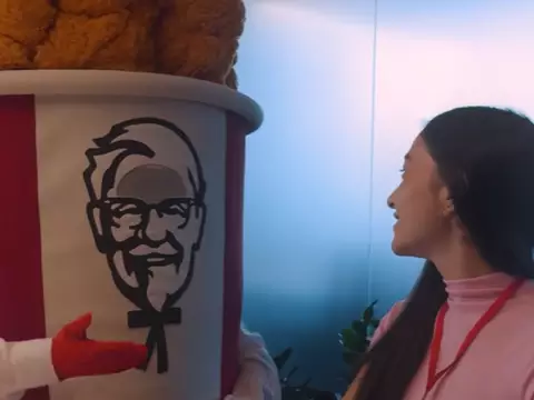 Cena de Esbaldando de Amor, novelinha do KFC inspirada em k-dramas (Reprodução)