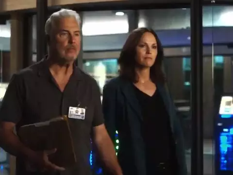 William L Petersen e Jorja Fox em trailer de CSI Vegas (Reprodução)