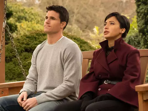 Upload | Protagonistas "lidam com perda" em nova temporada, diz Robbie Amell