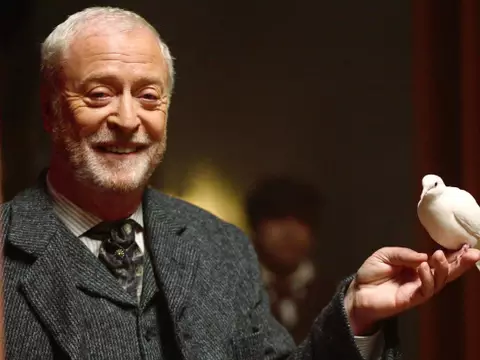 Michael Caine brincou com Nolan ao recusar Oppenheimer: "Já foi o suficiente"