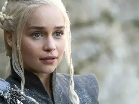 Emilia Clarke em Game of Thrones (Reprodução)